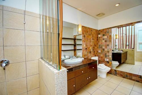 长滩岛7Stones Boracay的一间带水槽和卫生间的浴室