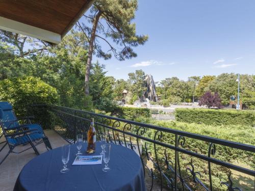 莱马特Holiday Home Parc de la Résidence by Interhome的享有公园景致的阳台上的桌子