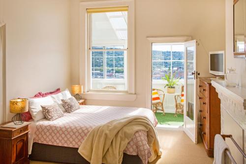 朗塞斯顿海布里公寓式酒店的一间卧室设有一张床和一个窗口