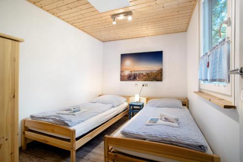 德兰斯克Bungalow Hörselberg, Bgl 15的带窗户的客房内设有两张单人床。