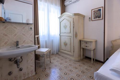 利莫内-苏尔加达玛格丽塔别墅酒店的一间带水槽、桌子和橱柜的浴室