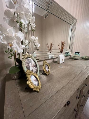 阿布扎比Yas Island的梳妆台,带镜子,上面有鲜花