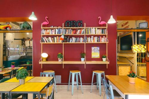 米兰Ostello Bello Milano Centrale的一间设有桌子和书架的餐厅