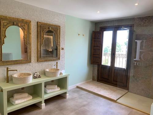 托莱多德尔卡德纳尔庄园酒店的浴室设有2个水槽和镜子