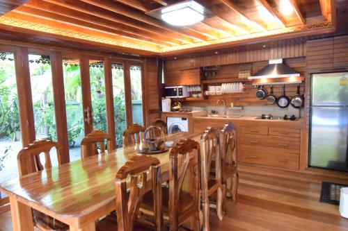 奥南海滩巴安哈比比度假酒店的一个带木桌和椅子的大厨房