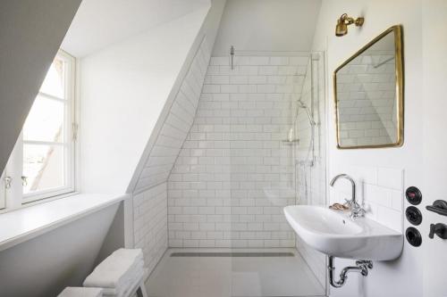 HolzdorfWildhagen 1的白色的浴室设有水槽和镜子