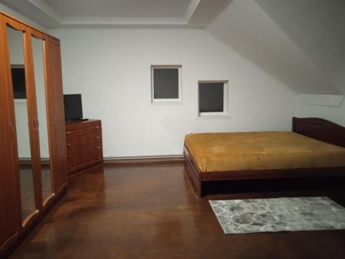 沃洛韦齐У Софії的一间卧室配有一张床和一个梳妆台