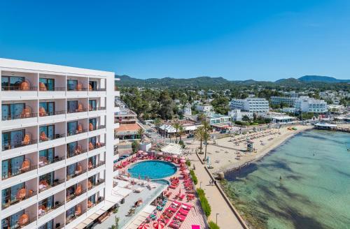 圣安东尼奥湾NYX Hotel Ibiza by Leonardo Hotels-Adults Only的享有带游泳池和海滩的度假村景色