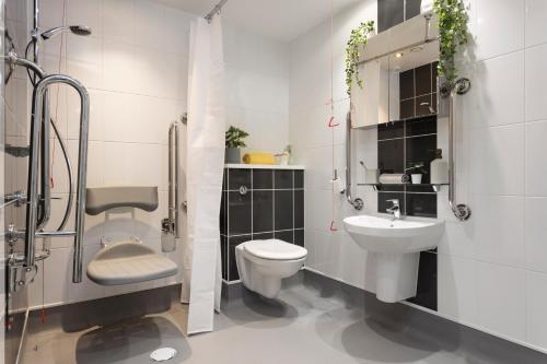 爱丁堡Unite Students - Salisbury Court的一间带卫生间和水槽的浴室
