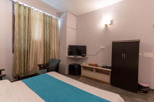 克勒尔Shivjot hotel的酒店客房,配有床和电视
