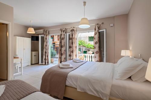 帕尔加阿夫拉酒店的一间卧室设有一张床和一个大窗户