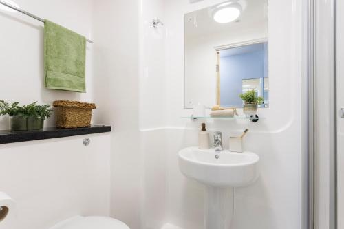 爱丁堡Unite Students - Sugarhouse Close - Royal Mile的白色的浴室设有卫生间和水槽。
