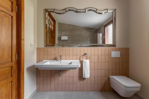 瓦伦西亚La Novieta Boutique Hotel - Adults Only的一间带水槽、卫生间和镜子的浴室