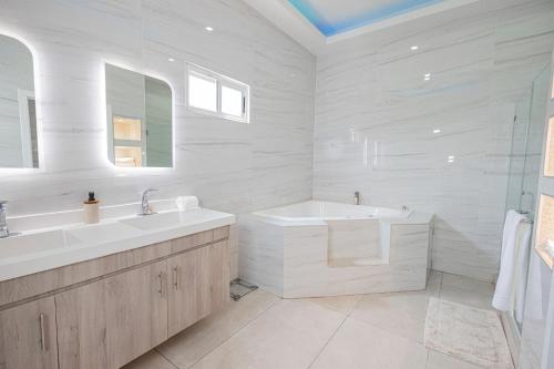 圣安娜Casa sol Perfect for Families的白色的浴室设有浴缸和水槽。