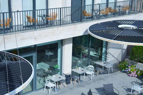 埃里温4Guest Hotel的大楼内带桌椅的阳台