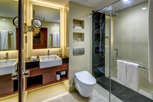 沙努尔普拉玛沙努尔海滩巴厘岛酒店的浴室配有卫生间、盥洗盆和淋浴。