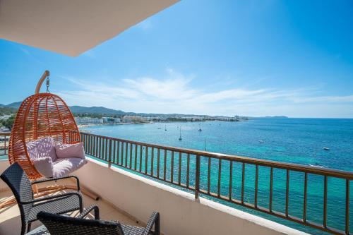 圣安东尼奥湾NYX Hotel Ibiza by Leonardo Hotels-Adults Only的阳台配有椅子,享有水景