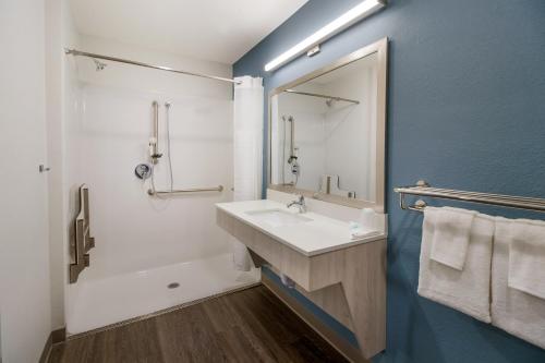 温斯顿·塞勒姆WoodSpring Suites Winston-Salem near Hanes Mall的浴室设有白色水槽和镜子