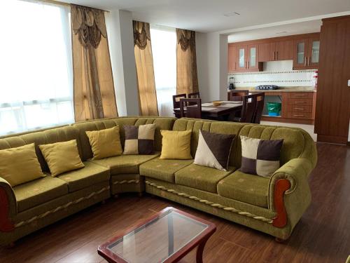 安巴托Instant Hotel - Villa Palermo Luxury Apartments的客厅配有绿色沙发和桌子