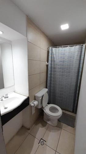皮科将军镇Benja Three的浴室配有卫生间、盥洗盆和淋浴。