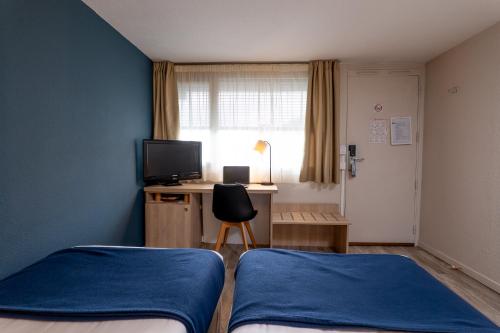 迪涅莱班迪涅莱班凯里亚德酒店的客房设有两张床和一张书桌及一台电视。