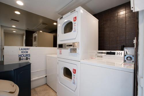 棕榈泉Vista Mirage Resort的洗衣房配有洗衣机和烘干机