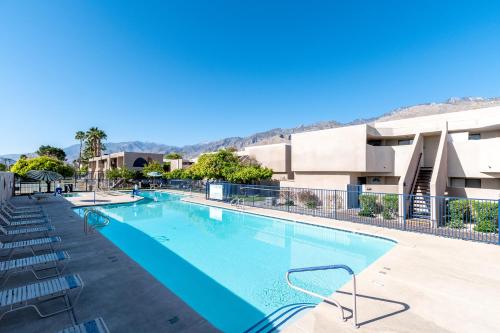 棕榈泉Vista Mirage Resort的大楼前的大型游泳池
