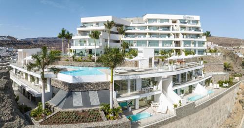 波多黎各Grand Horizon Luxury Boutique Apartments的一座带游泳池的建筑的图象