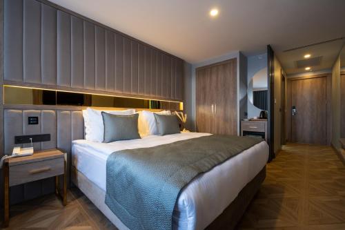 伊斯坦布尔Buke Hotel Bomonti的一间卧室,卧室内配有一张大床