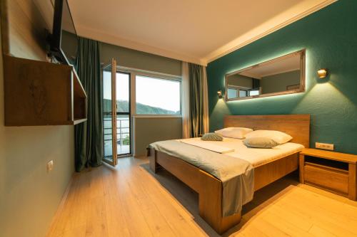 埃尔埃尼塔Vila Casa9的一间卧室设有一张床和一个大窗户