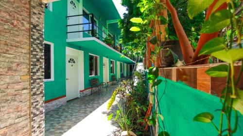 巴卡拉尔Hotel Vias Maya Bacalar的拥有绿色和白色外墙的建筑