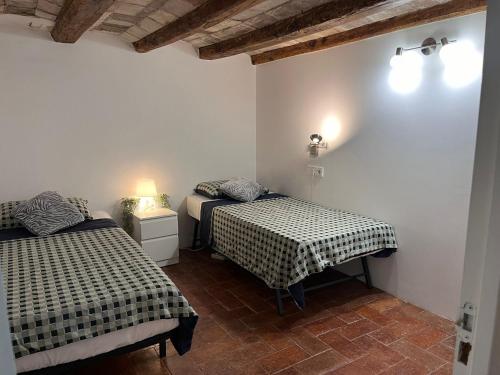 巴塞罗那Cataluña Room的一间客房内配有两张床的房间