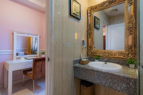 胡志明市Fortune 1127 - Central Hotel的一间带水槽和镜子的浴室