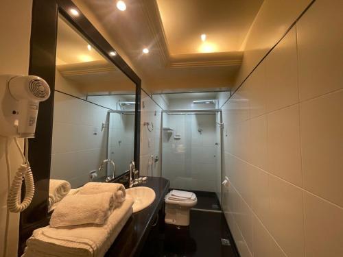 圣若昂-德雷维琴察公寓式酒店的带淋浴、盥洗盆和卫生间的浴室