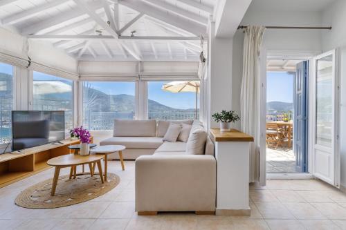 斯科派洛斯Aurora Apartment - Skopelos的带沙发和电视的客厅