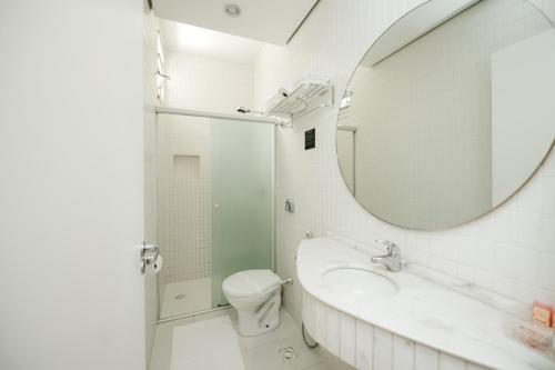 布卢梅瑙Hotel Himmelblau的一间带水槽、卫生间和镜子的浴室