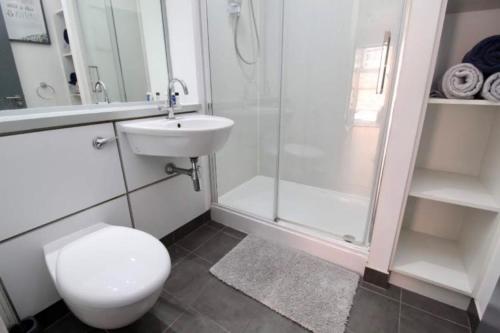 利物浦坎贝尔广场3号公寓的浴室配有卫生间、盥洗盆和淋浴。