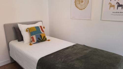 德尼亚La Esquina的一间卧室配有带白色床单和枕头的床。