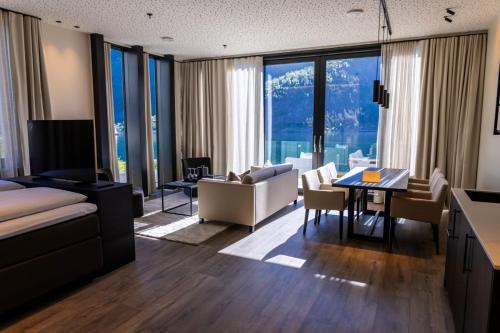 盖郎厄尔峡湾格兰德峡湾酒店的带沙发的客厅和用餐室