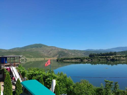 KukësSuperPanorama GuestHouse的享有以山脉为背景的湖泊美景