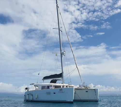 Isla Wichitupo GrandePrivate Catamarán With Crew - YOLI Lagoon 40 feet - All Inclusive的一艘在海洋水中的白色船