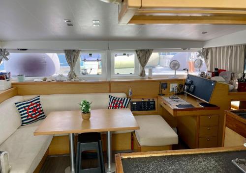 Isla Wichitupo GrandePrivate Catamarán With Crew - YOLI Lagoon 40 feet - All Inclusive的船上的厨房配有桌子和书桌