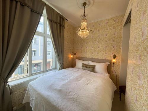 奥勒松Jugend 1903的卧室配有白色的床和窗户。