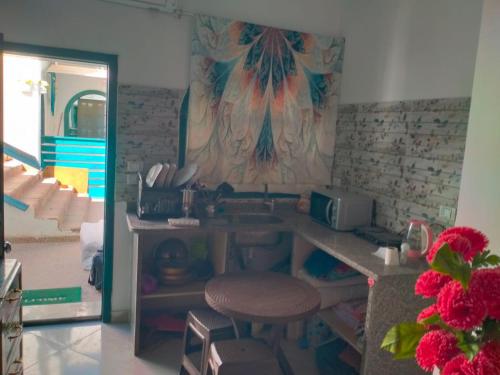 达哈布Studio的厨房配有水槽和带凳子的台面