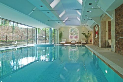 凯特林拉什顿霍尔Spa酒店的一个带大型天花板的室内游泳池