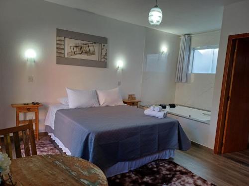蒙特韦尔迪Refugio Victoria的酒店客房配有一张床和浴缸。