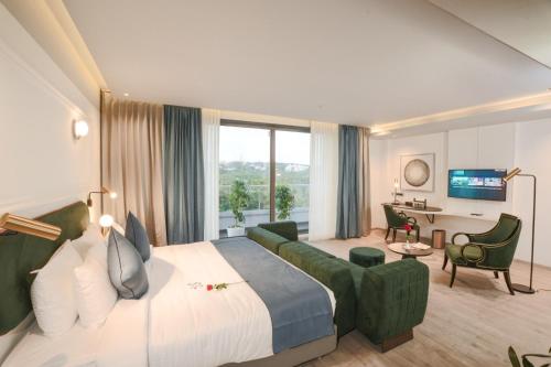 KondottiPushpak Grande的酒店客房设有一张大床和一张书桌。