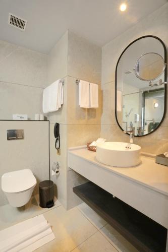 KondottiPushpak Grande的一间带水槽和镜子的浴室