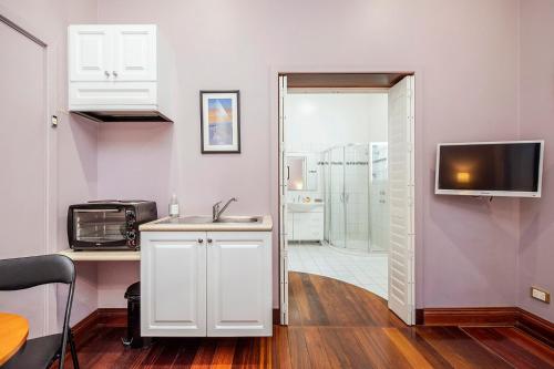 弗里曼特道森公寓的厨房配有水槽和微波炉