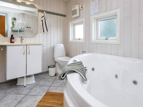 海耶斯Holiday home Hejls的白色的浴室设有浴缸和卫生间。